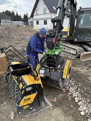 Jan Kaláb si od MB Crusher pořídil hned celý komplet – drticí lžici MB-C50, hřídelový třídič MB-HDS21 a třídicí drapák. Na snímku ukazuje, že výměna příslušenství je otázkou dvou minut. Ještě přecvaknout rychlospojky a jdeme drtit.
