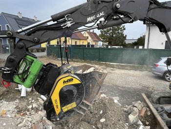 Nabírání materiálu do MB-C50S4 usnadňuje skvěle tvarované tělo lžice.