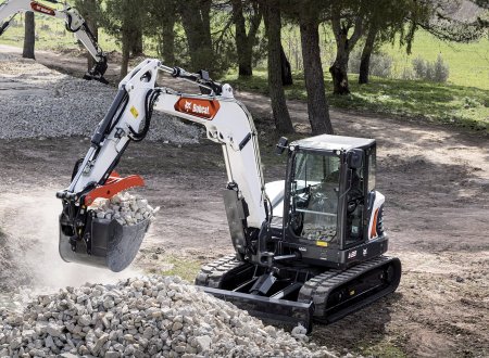 Vylepšená verze 9tunového modelu minirypadla E88 nabídne více pohodlí pro strojníka a řadu výbavy již ve standardním provedení.