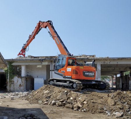 Rypadlo DX140RDM-7 o hmotnosti 22,5 tuny rozšíří řadu demoličních strojů značky.
