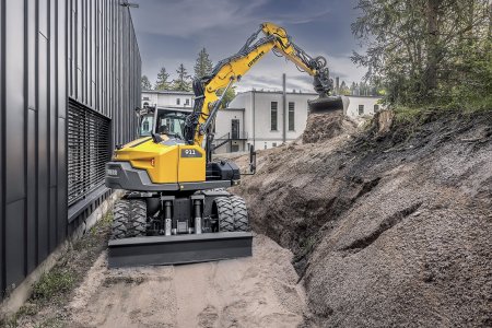 Kolová rypadla A 909 Compact a A 911 Compact (na fotografii) jsou vhodná především pro práci v omezených prostorech.