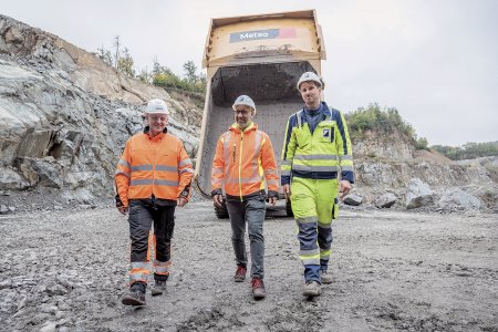 Před korbou dumperu s nástavbou Metso Truck Body: Marco Röhrig (uprostřed) vedle Silvia Spiegela ze společnosti Metso (vlevo) a vedoucího lomu Sebastiana Maye (vpravo).
