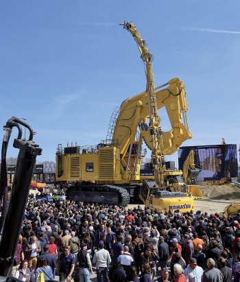 Na venkovní ploše, kde probíhala pravidelná Demo Show, se bylo velmi obtížné protlačit na zajímavá místa. Foto: Helena Hejhálková