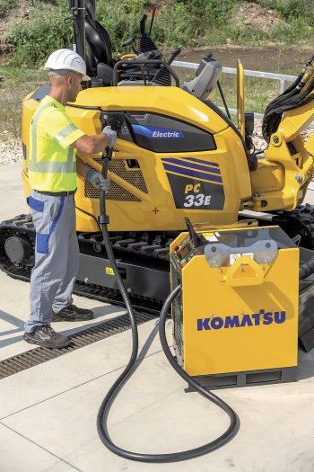 Minirypadla PC20E, PC26E a PC33E mohou být nabíjena též externí DC nabíječkou. Foto: Komatsu