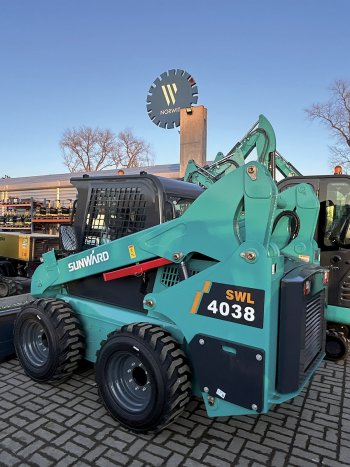 Smykem řízený nakladač Sunward SWL 4038 připravený na expedici k novému majiteli. Malé nakladače Sunward je možné si ve společnosti NorWit také zapůjčit. Foto: Norwit