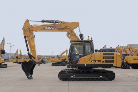 Rýpadla SANY SY215C NLC PB s děleným výložníkem a širokým podvozkem se k jednotlivým dealerům postupně dostávají. Nedávno dorazila do Itálie. Foto: SANY Italia