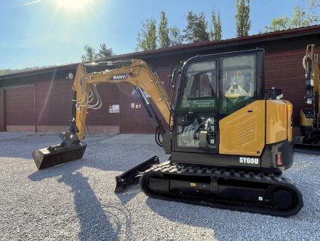 Nové midirýpadlo SANY SY60U na dvoře dealera, společnosti CARACAL MACHINES. Foto: CARACAL MACHINES