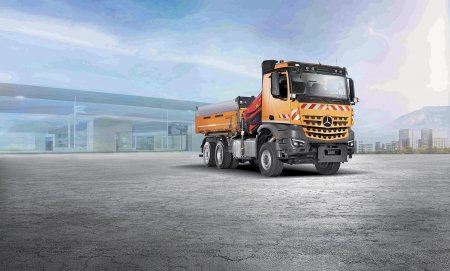 Arocs 2948 s trvalým pohonem přední nápravy a řízenou zadní nápravou.