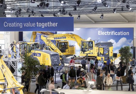 Elektrické rypadlo PC210LCE-11 je navrženo pro široké spektrum aplikací – od provádění výkopových činností ve městě po rozsáhlejší zemní práce. Foto: Messe München GmbH