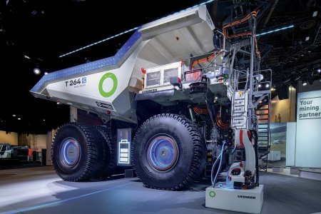 Plně bateriový autonomní dumper T 264 s nosností 240 tun byl vyvinut ve spolupráci s australskou společností Fortescue.
