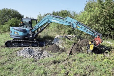Drcení, demolice, výkopy nebo vrtání – s midirýpadlem Sunward SWE 90UF zvládnete díky výkonné hydraulice vše. Na fotografii s příslušenstvím MB Crusher (třídicí lžíce), které rovněž prodává společnost NorWit. Foto: Jan Rybář