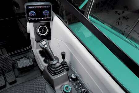 Detail LCD displeje a bočního panelu v novém rýpadle Sunward SWE 90UF. Foto: Sunward
