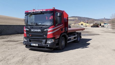 Hákový nosič kontejnerů Scania z flotily společnosti Miroslav Příkopa je postavený na podvozku Scania 4×2 v provedení XT s celovzduchovým odpružením.