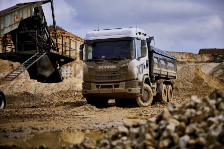 Scania nabízí stavebním firmám mimořádně široký sortiment praktických nákladních vozidel – od domíchávačů betonu přes sklápěče, hákové nosiče kontejnerů až po vozidla s čerpadlem na beton, mobilním jeřábem či valníky s hydraulickou rukou.