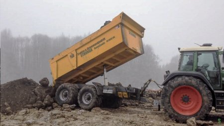 Sklápěcí návěsy Stronga se využívají na řadě infrastrukturních projektů. Snímek pochází z Norska. Foto: Stronga, Youtube