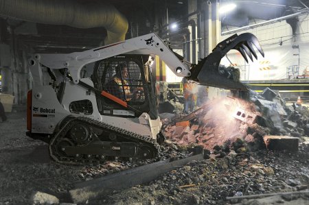 Drapáková lopata Bobcat si s přehledem poradí se šrotem, odpadem, křovím a dalšími materiály, se kterými se obtížně manipuluje.