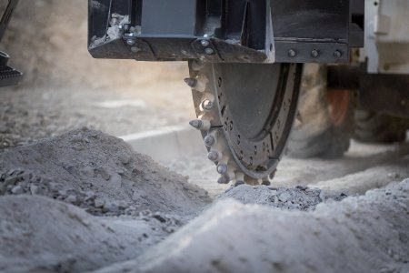 Okružní pily dokážou rozřezat asfalt, beton, zmrzlou půdu nebo drátěné pletivo s větší přesností než vzduchová nebo hydraulická bourací kladiva.