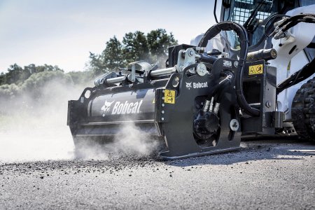 Frézy účinně frézují asfalt nebo beton, jsou vybaveny hydraulickými motory s přímým ovládáním a vysokým točivým momentem.