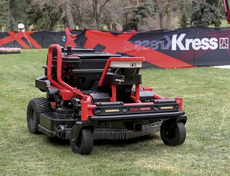 Robotická sekačka KRESS Positec je určená pro profesionální, komerční a komunální využit. Na jedno nabití dokáže posekat až 20 000 m². Foto: KRESS