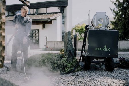 Bateriový čisticí stroj SCK100 odstraňuje plevel za pomoci horké páry a individuálně řízených kartáčů. Tj. bez použití vysokého tlaku či chemie. Foto: Keckex