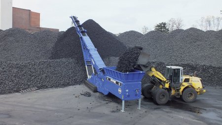 Dopravník EDGE FTS RADIAL s 8m³ násypkou a pasovým podavačem šíře 1200 až 1400 mm.