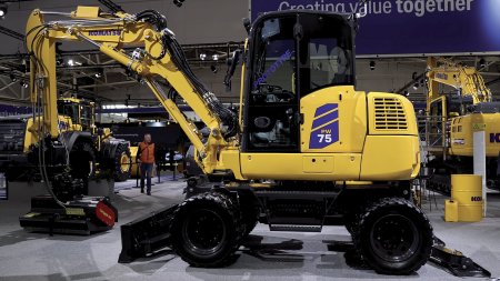 Výložník je, jak už u strojů této kategorie bývá zvykem, otočný, přičemž kromě na Baumě prezentované dvojdílné varianty má být k dispozici též jednodílný (mono).