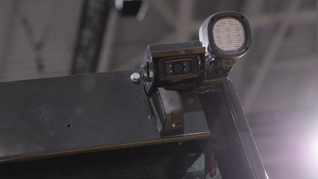 Ke komfortu při práci přispívá například zadní kamera nebo LED světla poskytující dostatek osvětlení při práci v noci.