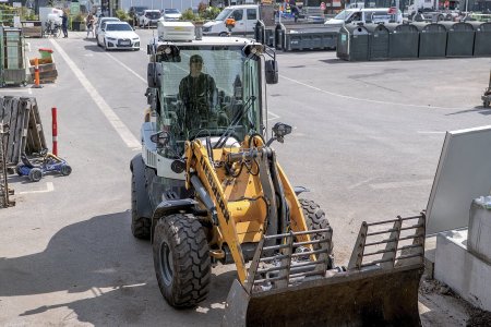 Mille Braunstein v elektrickém kolovém nakladači. Strojnice u L 507 E oceňuje enormní sílu – zejména při skládkování odpadu.
