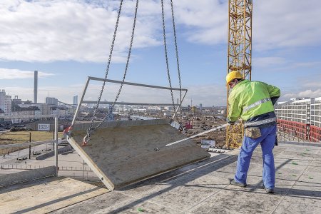 Lávka SKYDECK zajišťuje okraje stropní desky a umožňuje bezpečnou práci.