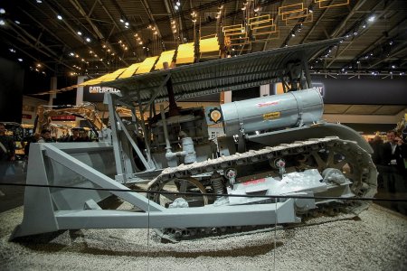 Zrenovovaný veterán Caterpillar Sixty z roku 1930. S výkonem okolo 60 koní se jednalo o tehdy největší sériově vyráběný pásový traktor na světě. Byl určen především pro velkoplošné zemědělství, a to zejména na západě USA.