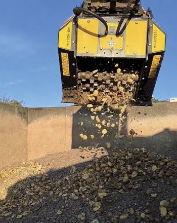 Třídicí rotorová lžíce MB-HDS314 při zpracování zemědělských zbytků.