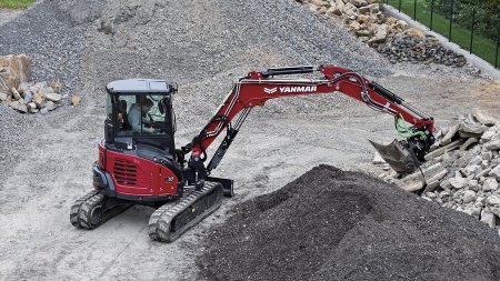 Yanmar ViO57 s naklápěcím rotátorem Steelwrist při práci na meziskládce. Za joysticky sedí majitel firmy a náš hlavní průvodce Jiří Masař.