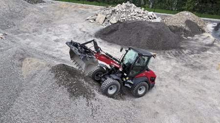 Nakladač Yanmar V7 při práci na vlastní meziskládce. Materiál si tu drží skladem pro své stavební projekty. V případě potřeby jiné frakce si sem dovezou mobilní drtičku, kterou obsluhují právě pomocí tohoto nakladače.