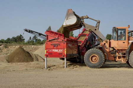 Násypka o objemu 8 m3 je – stejně jako pásový podavač – široká 1200 mm. Rychlost posuvu lze plynule regulovat od 0 do 16 m/min. Foto: Jiří Hejhálek