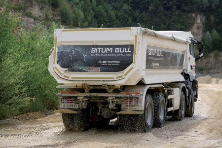 Zadní sklápěč W1U Bitum Bull slouží pro přepravu sypkých materiálů a obalovaných směsí.