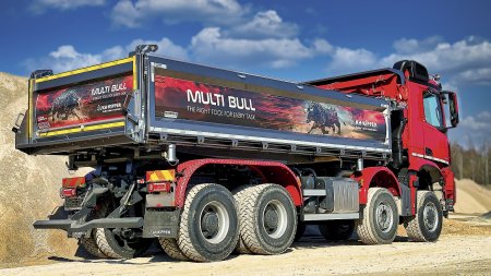 Třístranná sklápěcí nástavba pro stavebnictví W3H Multi Bull. Její hydraulická bočnice se otevírá z vertikální polohy plynule dolů.