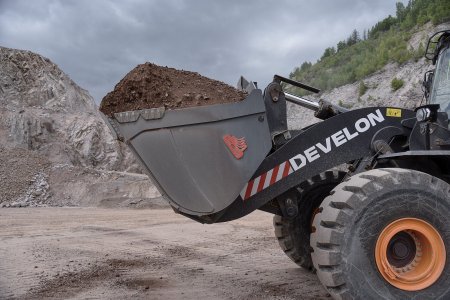Nejnovější lopatu RENOMAG jsme v lomu Litice nalezli na kolovém nakladači značky DEVELON.