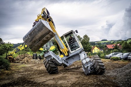 Předvádění možností nové rotační hlavy HOLP RotoTop na Menzi Mucku M545x.