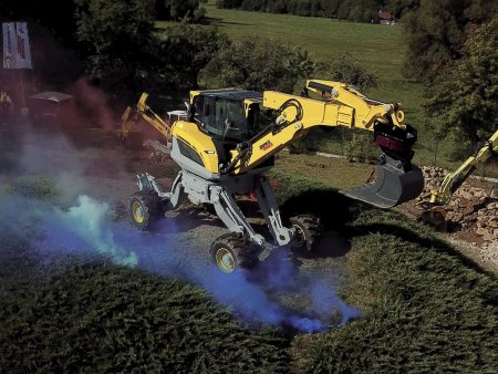 Představení nového Menzi Mucku třídy M4x v České republice s kulisou dýmových efektů v barvách trikolory.