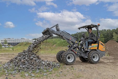Díky více než 700 různým přídavným zařízením lze stroje GIANT požívat při široké škále činností.
