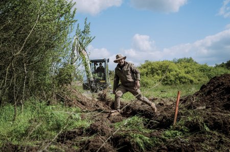 Na farmě, která má zhruba 6 hektarů, je pomoc techniky doslova nedocenitelná.