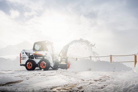 Bobcat S550 se sněhovou frézou je nepostradatelným pomocníkem.