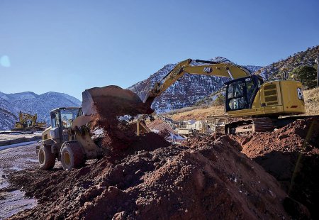 Oproti základní verzi jsou u HD varianty silnější pojezdové motory a robustnější otoč.
