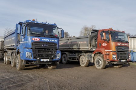 Dvojice nových Fordů F-Line 4145D L S3 doplnila flotilu LZ Stavby teprve nedávno. Jsou to stále silní pracanti pro demoliční práce, těžkou přepravu i každodenní provoz na stavbách.