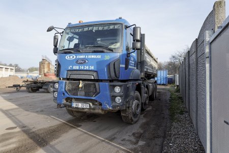 Jeden ze starších Fordů ve flotile LZ STAVBY.