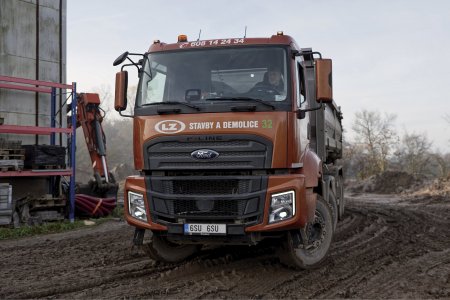 Nový F-Line je dle našich recenzentů dvakrát jiné auto. Výrazně aktualizovaný byl i exteriér, včetně nového čelního designu, masky, nárazníků, světlometů, velkých schodů do kabiny, moderních zrcátek atd.