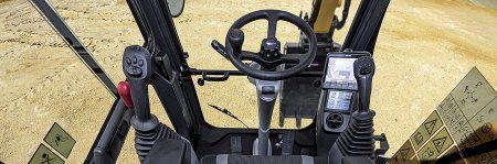 Ovládání hlavních funkcí probíhá intuitivně přes joysticky.