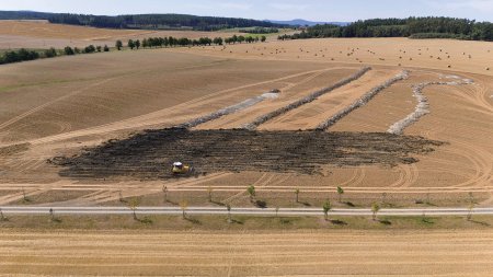 Z výšky je vidět celý rozsah projektu. Buldozer Liebherr 726 G8 pracuje s přesností při rozhrnování sedimentu.