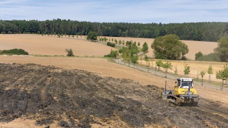 Na první pohled pole, ve skutečnosti rozsáhlá obnova. Buldozer PR 726 G8 – přesnost, na kterou je spoleh.