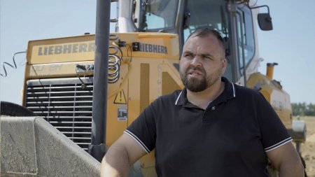 Luboš Dufek, majitel společnosti Dufek Group, před buldozerem Liebherr PR 726 G8.